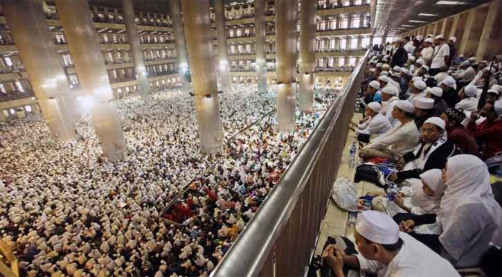 Mass prayers draw thousands as Indonesia readies elections