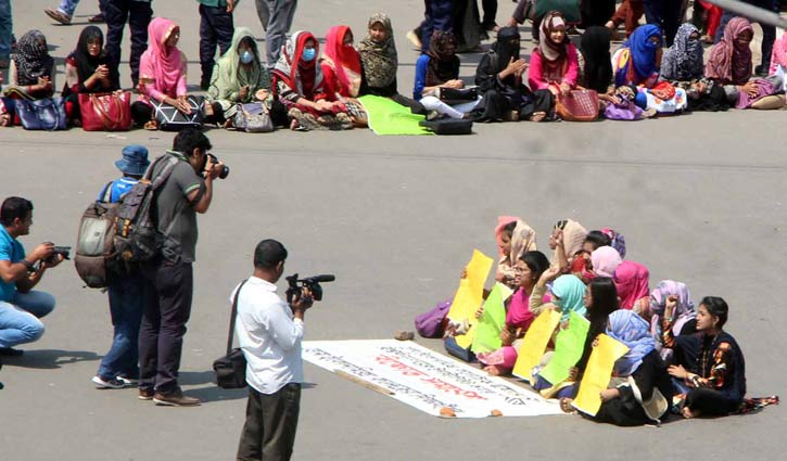 Home Economics girls block Nilkhet road