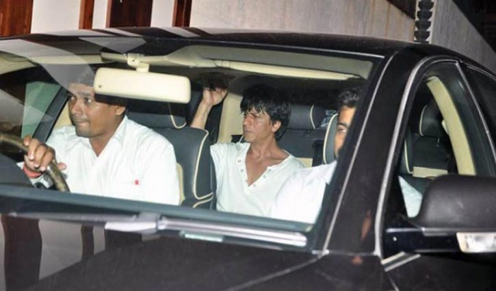 SRK'S car accidentally runs over photographer's foot