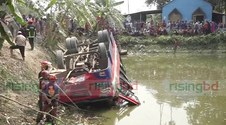 নিয়ন্ত্রণ হারিয়ে বাস পুকুরে, আহত ২০ নিয়ন্ত্রণ হারিয়ে বাস পুকুরে, আহত ২০