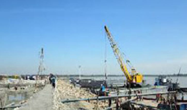 Crane collapse kills one in Patuakhali