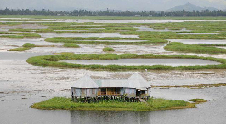 পানির ওপর ভাসমান স্কুল