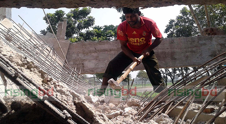 সিঁড়ি ধসে পড়া সেই স্কুল ভবন ভাঙা শুরু
