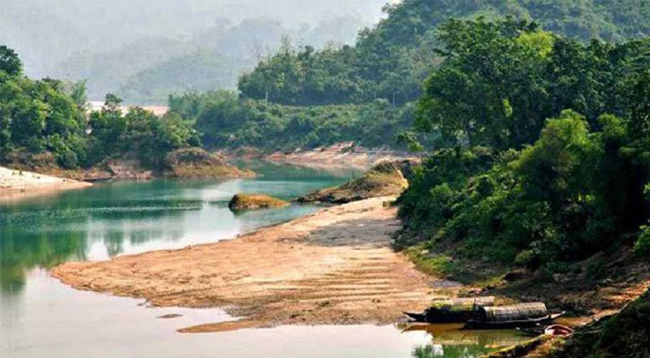 2 medical students die after trapping in quicksand