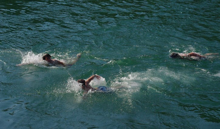 শারীরিক সুস্থতায় সাঁতার  