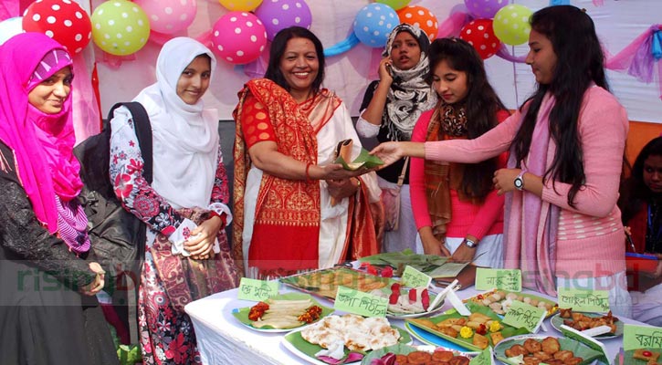 মেহেরপুর সরকারি মহিলা কলেজে পিঠা উৎসব