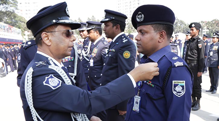 পুলিশের ২৯৩ জন পেলেন ভালো কাজের স্বীকৃতি