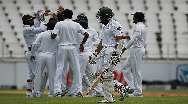 Sri Lanka bowls out South Africa for 426