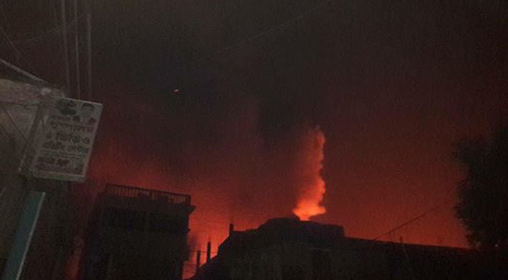 কুমিল্লায় আগুন লেগে দুই শতাধিক দোকান পুড়ে গেছে