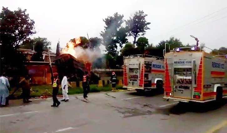 13 killed in van's blaze in Pakistan