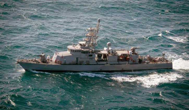 US Navy fires warning shots at Iranian ship