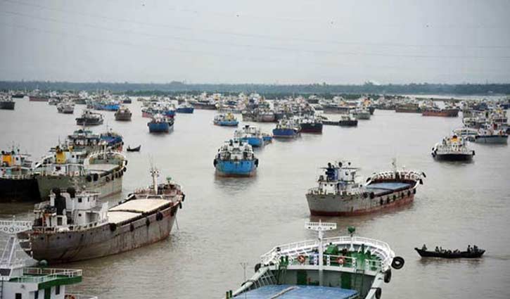 Two lighterage ships collide at Ctg