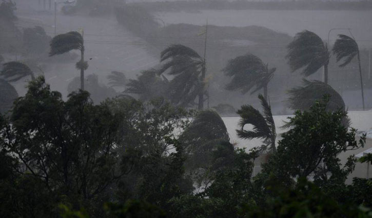 Powerful cyclone strikes Australia