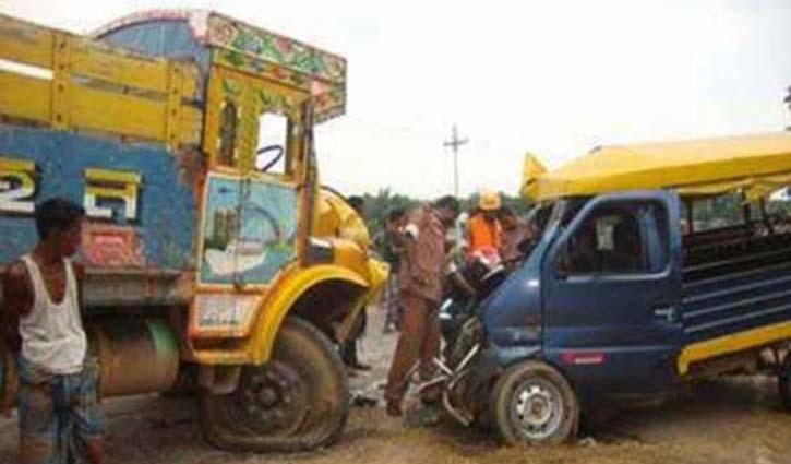 Truck-pick up collision kills 2 in Magura
