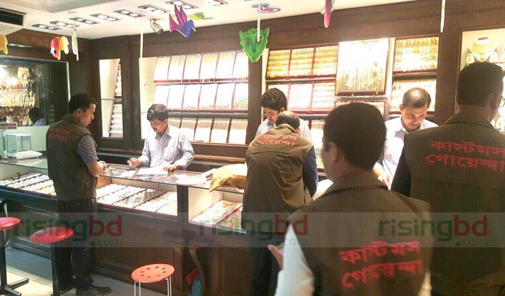 Raid at 5 outlets of Apan Jewelers
