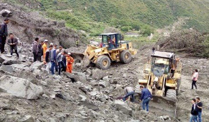 100 people feared buried in China landslide