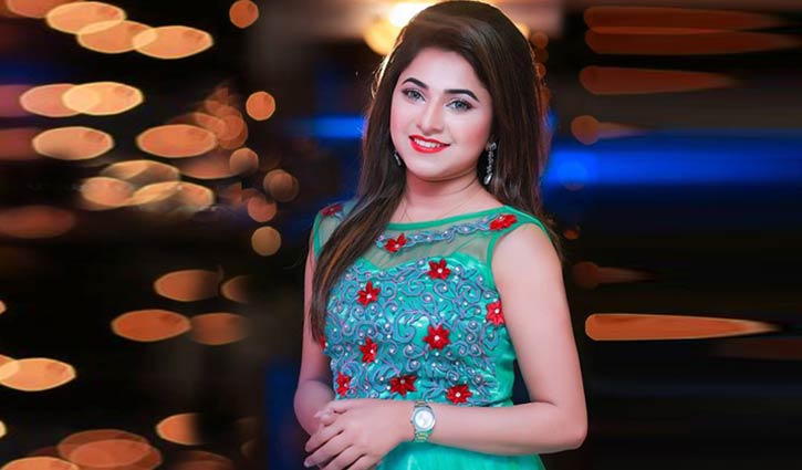 বিভোর হয়ে লিজা