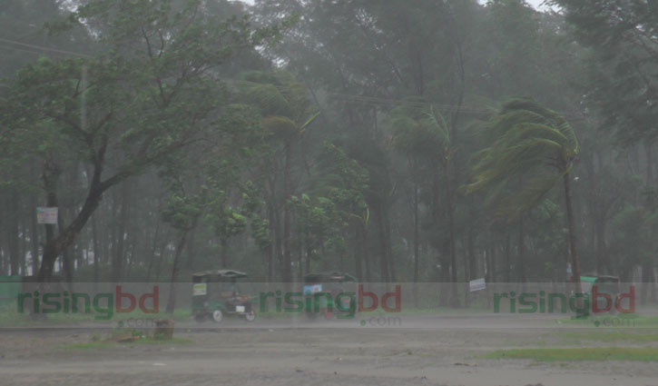 Cyclon 'Mora' hits Ctg coast after Cox's Bazar