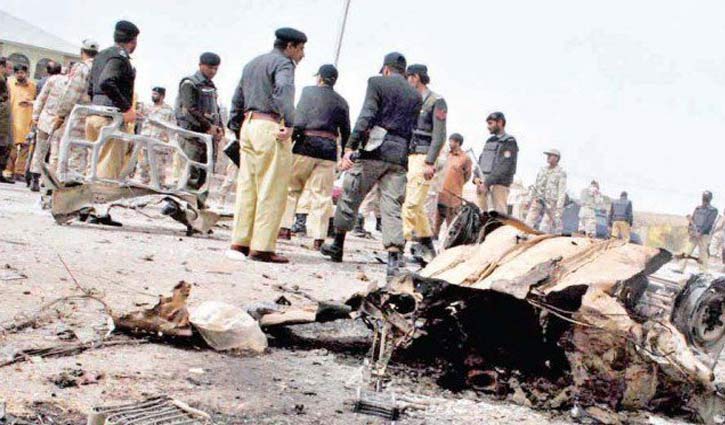 Blast kills 25 in Pakistan