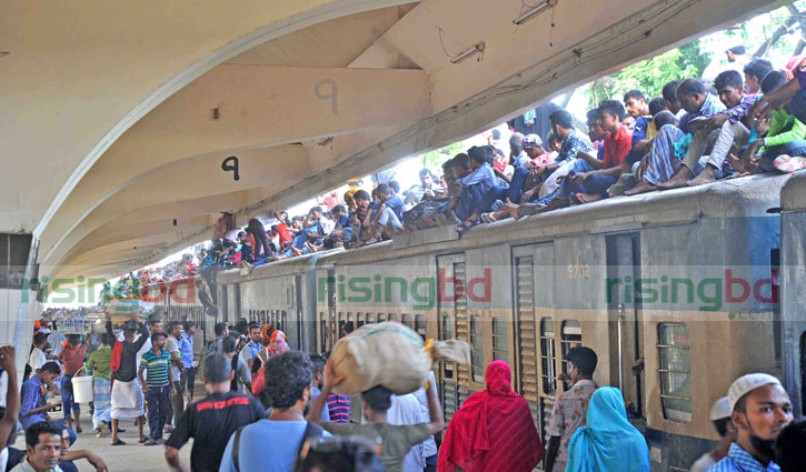 Huge crowd thronged Kamalapur Railway Station