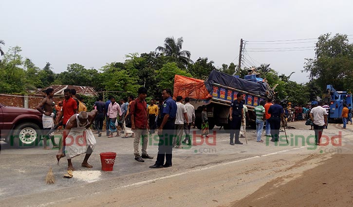 বগুড়ায় দুই ট্রাকের সংঘর্ষে নিহত ৩ বগুড়ায় দুই ট্রাকের সংঘর্ষে নিহত ৩