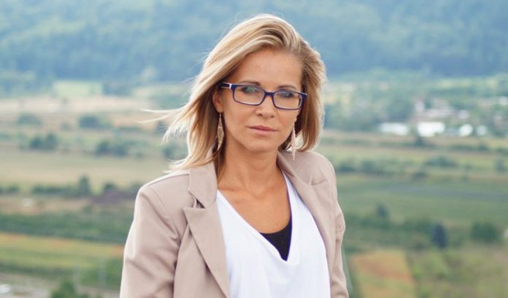 Woman pretends to be blind for 28 years