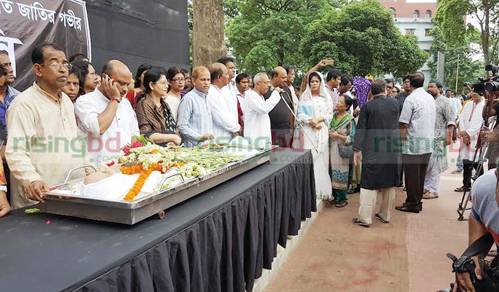 Homage to Sudhin Das at Shaheed Minar