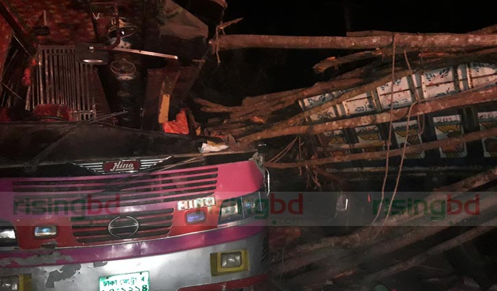 Bus-truck collision kills 7 in Gopalganj