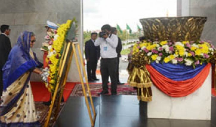 PM pays homage to Cambodian martyrs