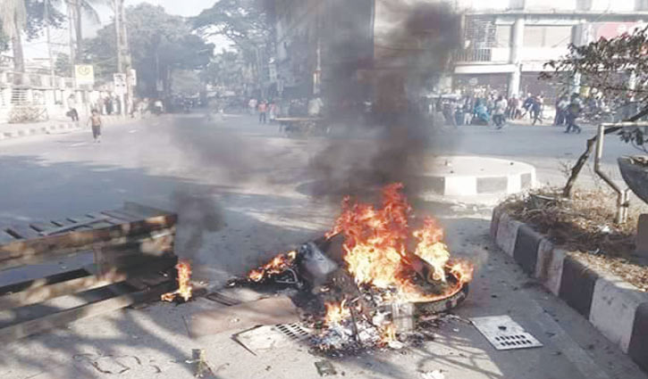Vehicles vandalized in Dhaka