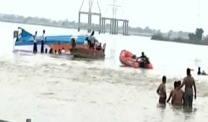 Boat capsizes in India, 26 feared dead