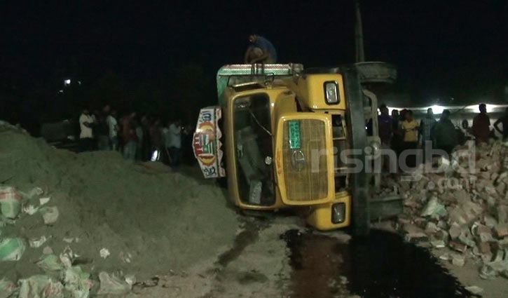 Truck turns turtle on rickshaw, 2 killed
