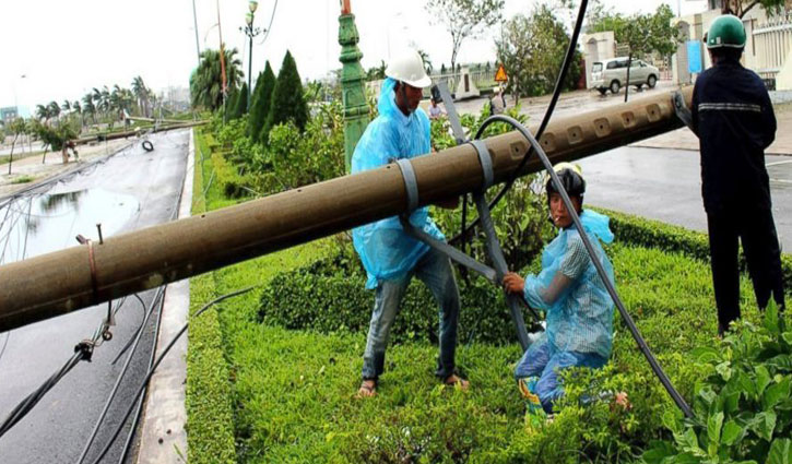Typhoon slams into Vietnam, killing at least 19