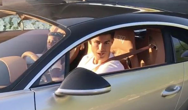 Cristiano Ronaldo Shows Off His Bugatti Chiron 2160