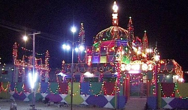 Pakistan shrine blast kills 12