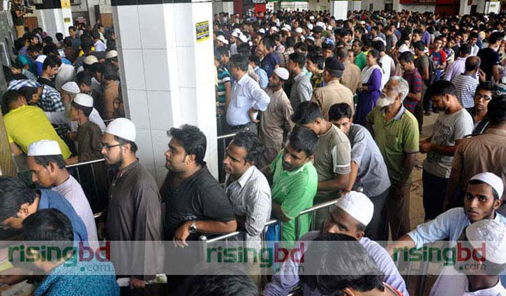 Long queue at Kamalapur to collect advance tickets