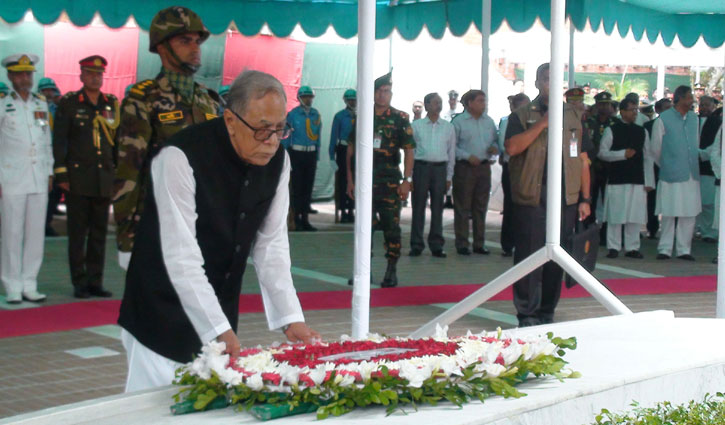 President pays homage to Bangabandhu at Tungipara