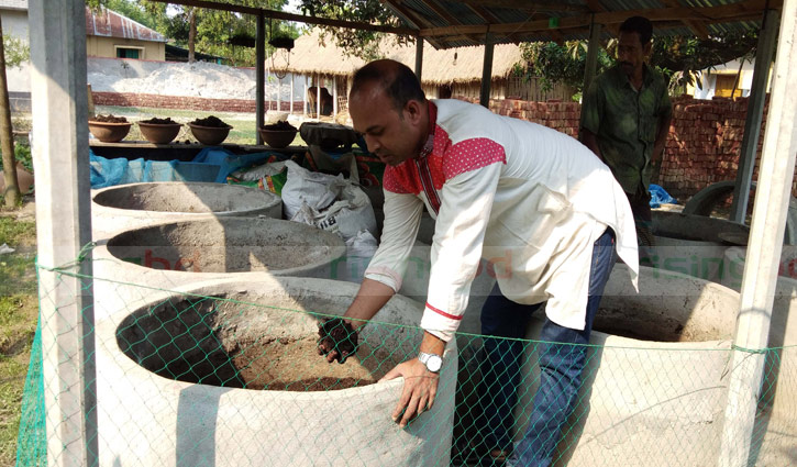 তপন মাহমুদের ‘ভার্মি কম্পোস্ট’ সাড়া ফেলেছে তপন মাহমুদের ‘ভার্মি কম্পোস্ট’ সাড়া ফেলেছে