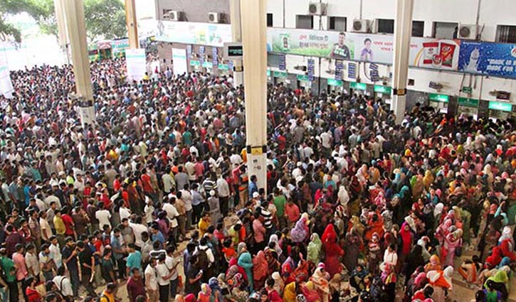 Huge crowd at Kamalapur to collect tickets