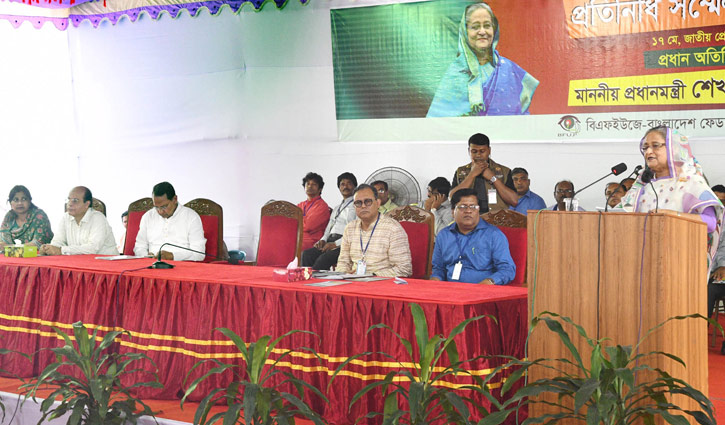 PM urges media to discard negative frame of mind