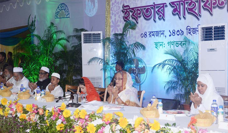 PM hosts iftar for FFs, orphans, alems