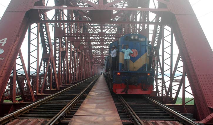 3 die falling off train roof