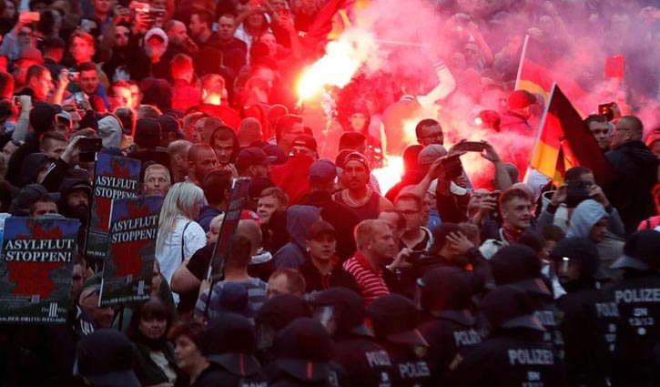 Right and Leftist protesters lock into clash in Germany