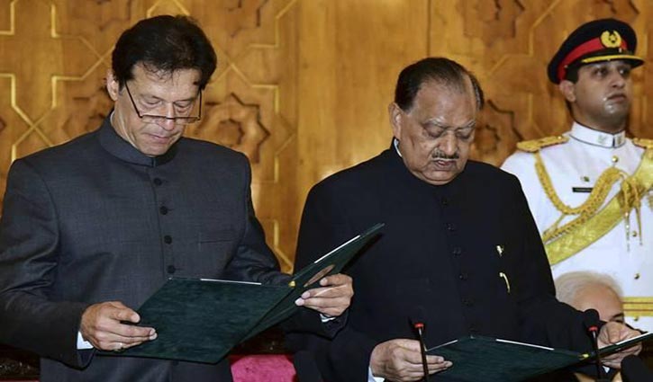 Imran Khan stumbles over Urdu words while taking oath