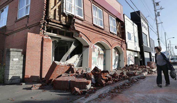 Strong earthquake shakes Japan