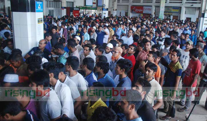 Huge crowd at Kamalapur to collect tickets