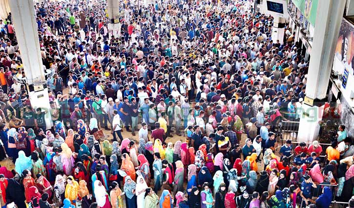 Huge crowd at Kamalapur