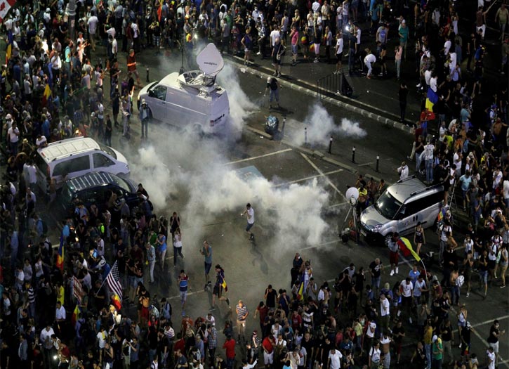 Tens of thousands attend anti-government rallies