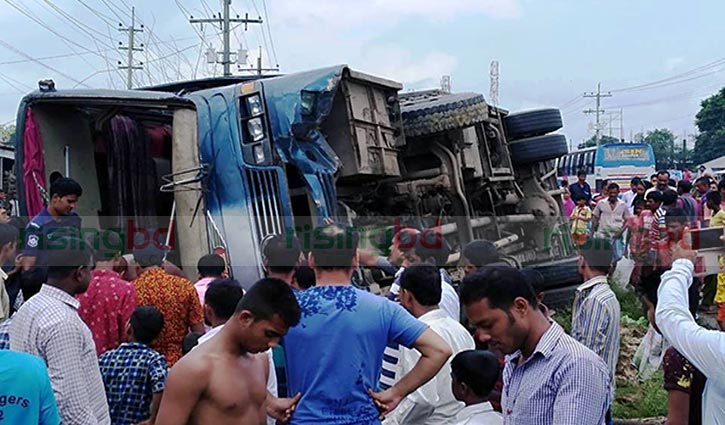 25 hurt as bus overturns on Gazipur highway