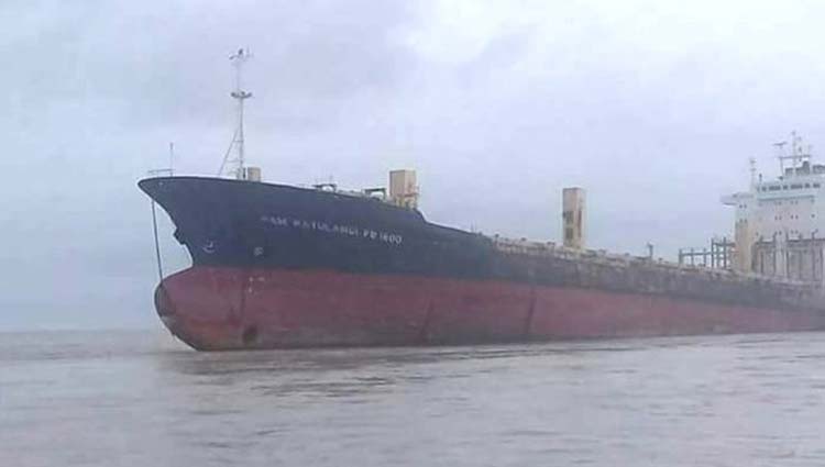 ‘Ghost ship’ runs aground on Myanmar coast